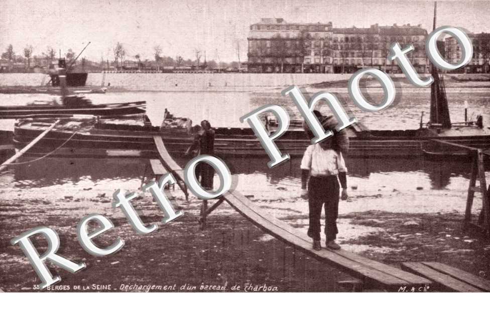 Berges de la Seine Dechargement d'un bateau de charbon
