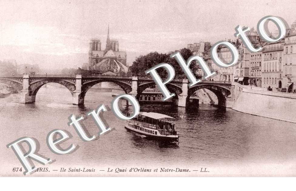Ile Saint Louis Le quai d'Orleans et Notre Dame