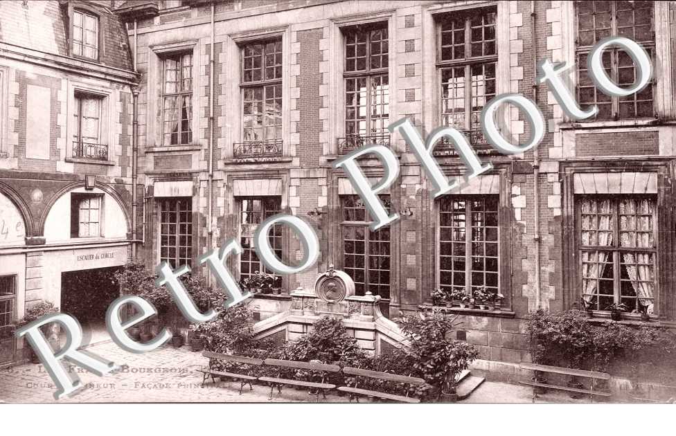 Les Francs Bourgeois, Cour d'Honneur