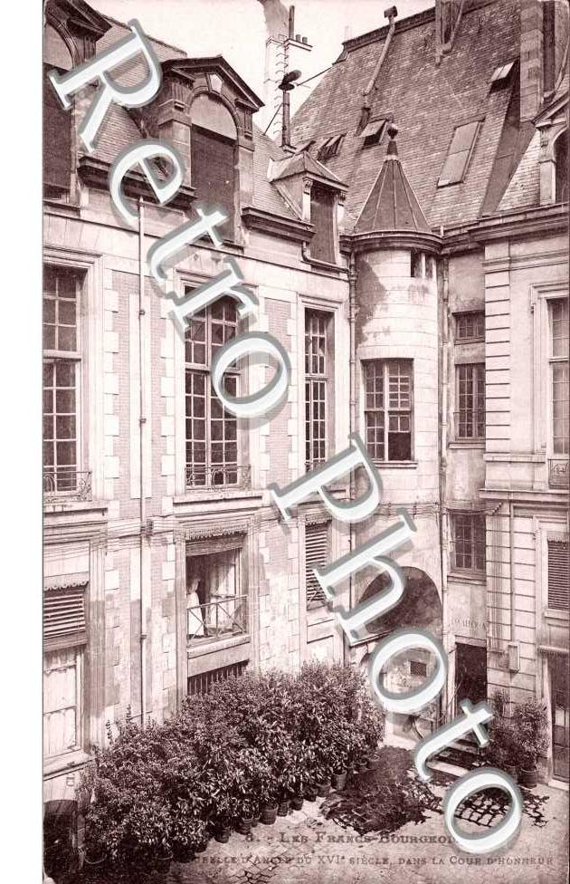 Les Francs Bourgeois, Tourelle d'angle dans la Cour d'Honneur
