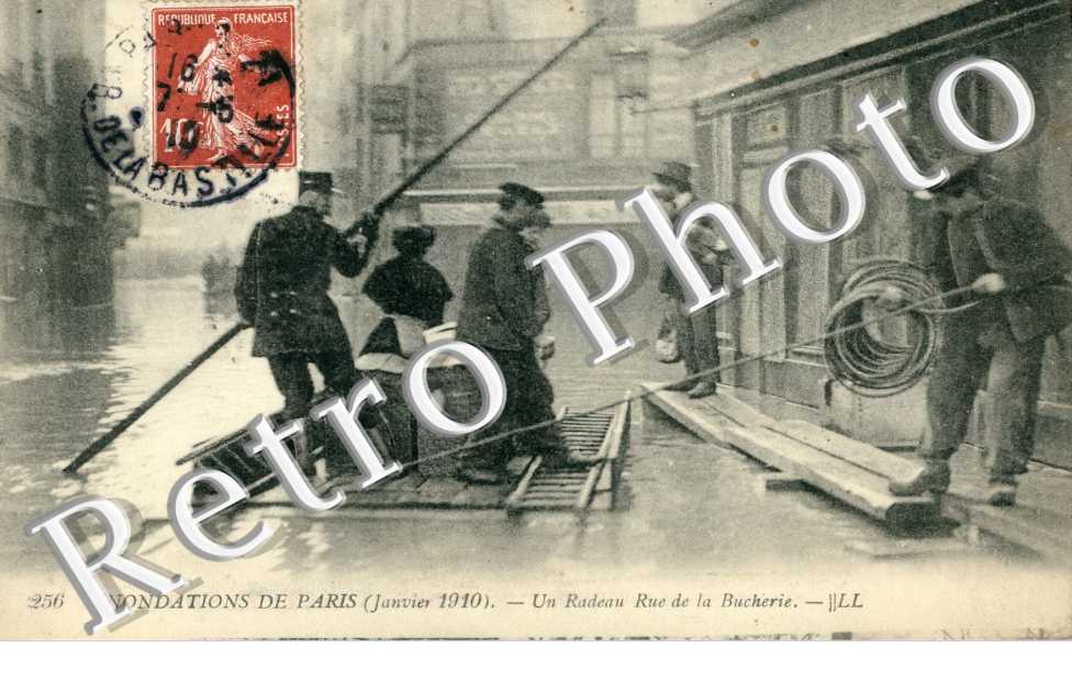 Inondations 1910, un Radeau Rue de la Bucherie