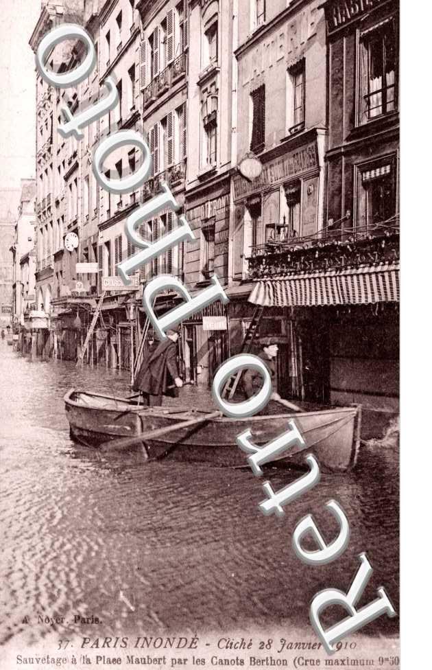 Sauvetage a la Place Maubert par les canots Berthon, 1910