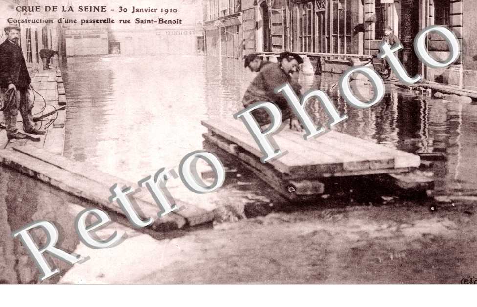 Inondations 1910, Construction d'une passerelle Rue St Benoit