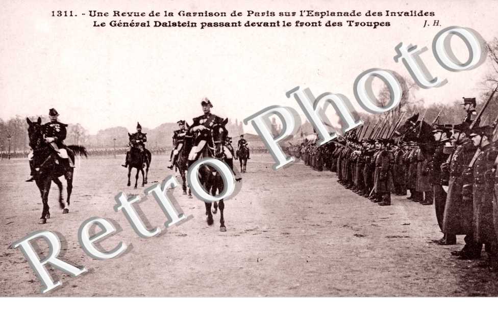 Une Revue de la Garnison de Paris sur l'Esplanade des Invalides, le General Dalstein