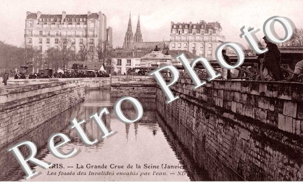 Crue de la Seine, les Fosses des Invalides envahis par l'eau