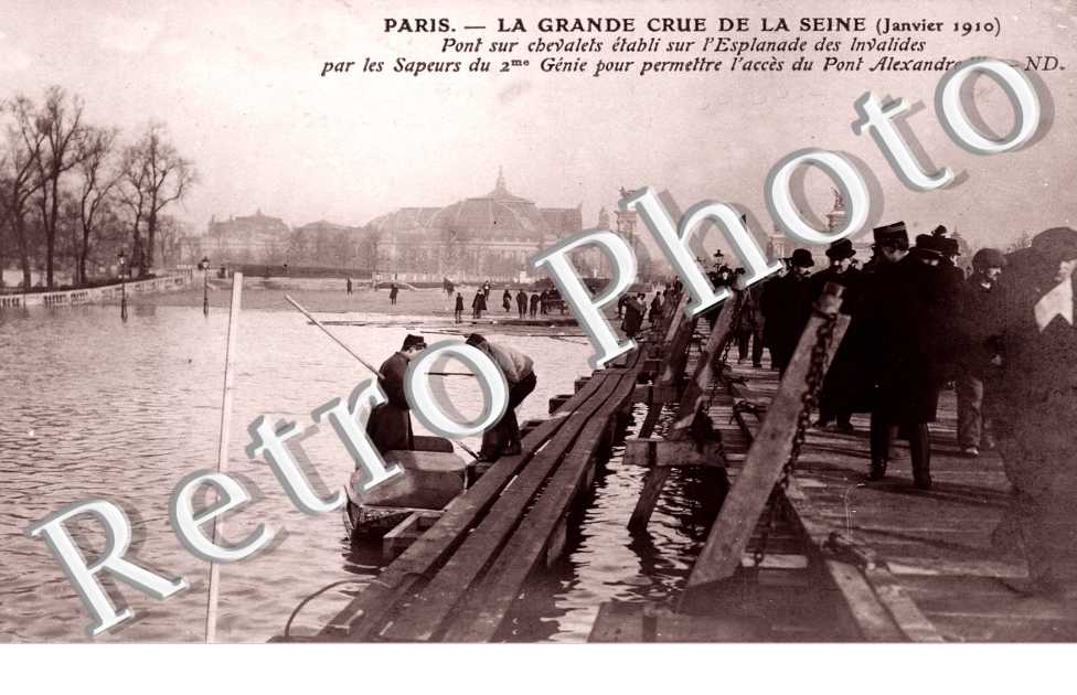 l'Esplanade des Invalides  Crue de la Seine 1910, Pont sur chevalets