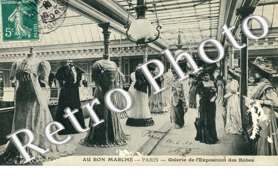  24 Rue de Sèvres Au Bon Marche, Galerie de l'Exposition des Robes