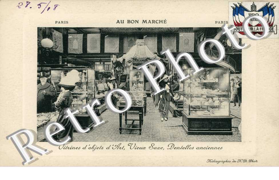  24 Rue de Sèvres Vitrines d'objets d'Art