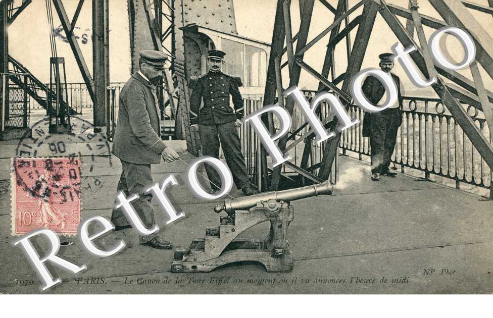Canon de la Tour Eiffel au moment ou il va annoncer l'heure de midi
