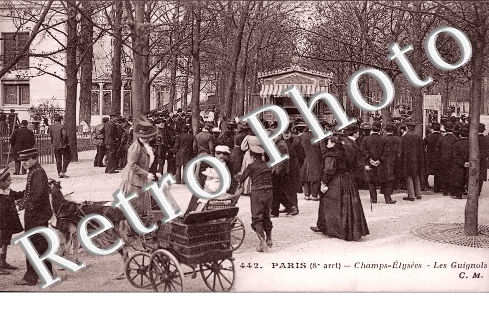 Aux Champs Elysees, les Guignols