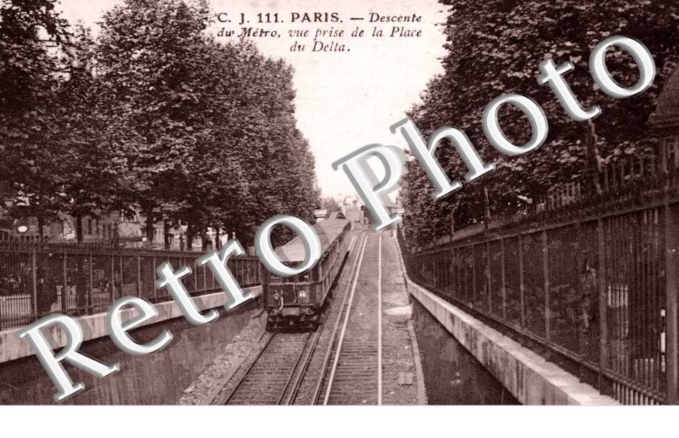 Descente du metro, vue prise de la Place du Delta