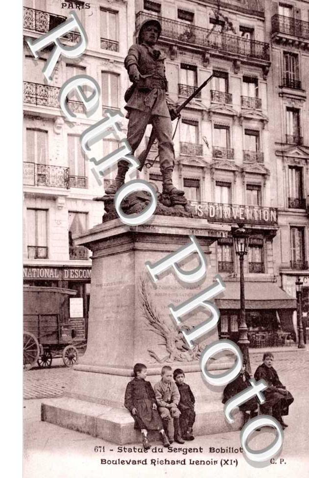 Boulevard Richard Lenoir Statue du sergent Bobillot