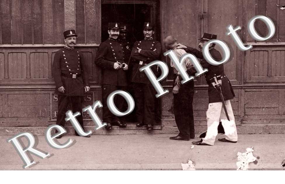 Policiers lors d'une arrestation