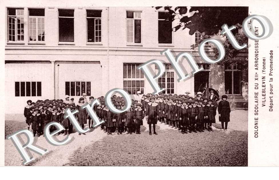 Colonie Scolaire a Villeblevin, Depart pour la Promenade