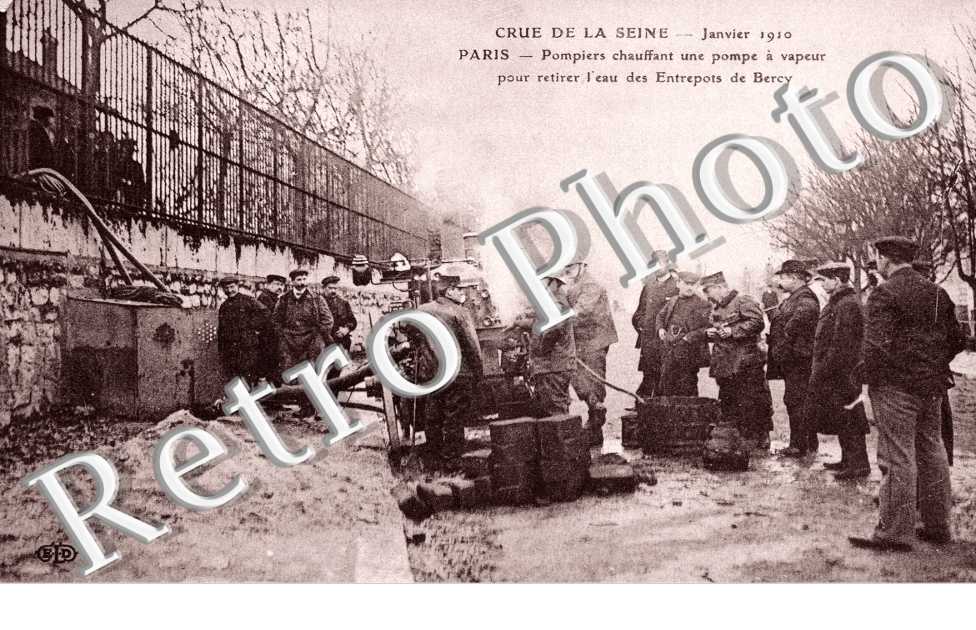 Inondations 1910, Pompiers chauffant une pompe a vapeur pour retirer l'eau
