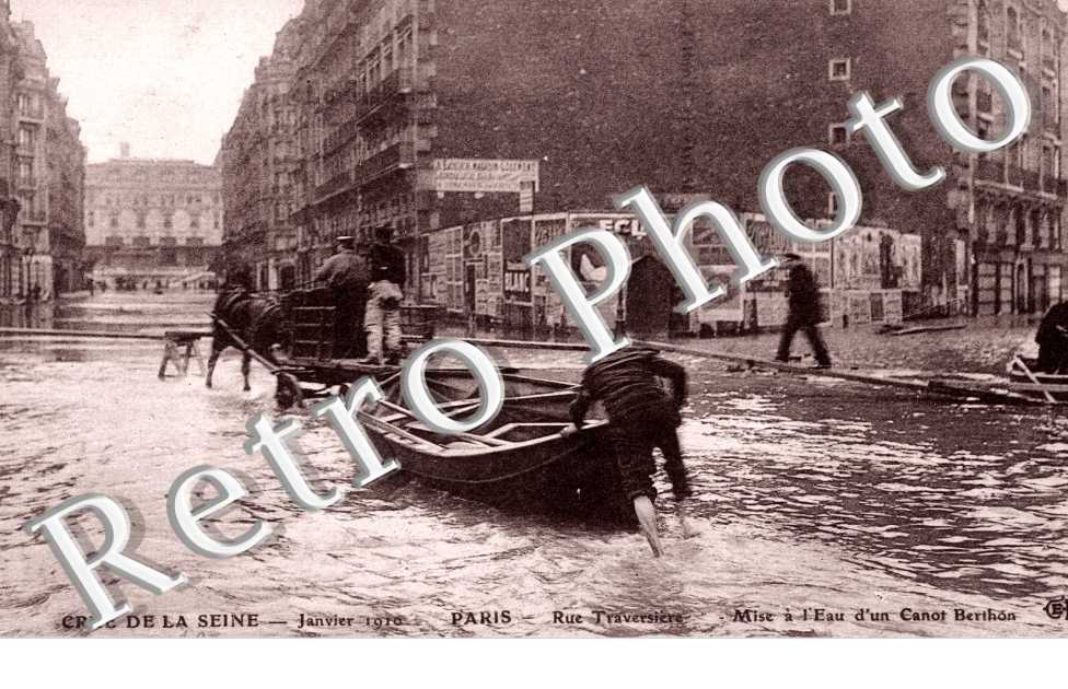 Inondations 1910, Rue Traversiere, Mise a l'eau d'un Canot Berthon
