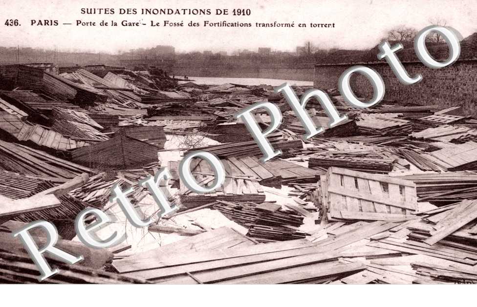 Porte de la gare Le fosse des fortifications transforme en torrent