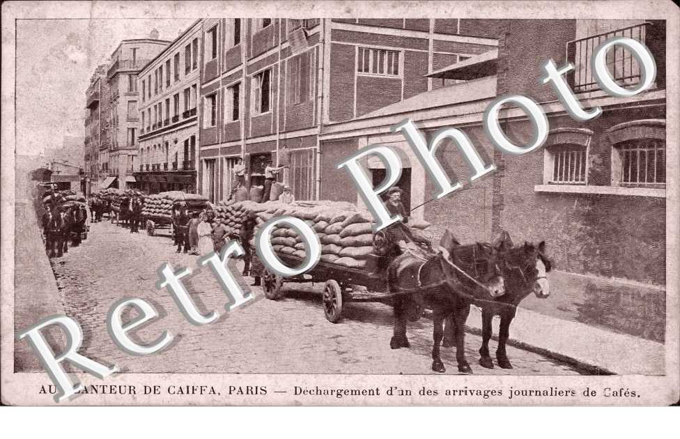 Au Planteur de Caiffa, Dechargement d'un des arrivages journaliers de Cafes