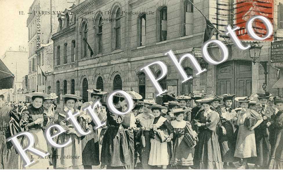 Sortie de l'Ecole Professionnnelle, Rue de la Tombe Issoire