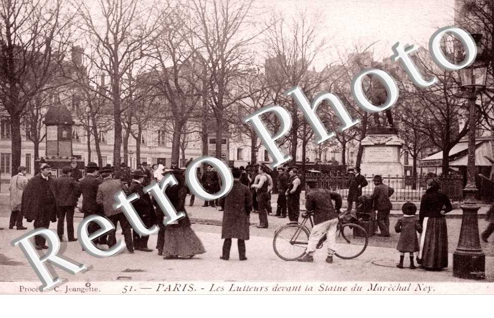 Les Lutteurs devant la Statue du Marechal Ney, Avenue de l'Observatoire