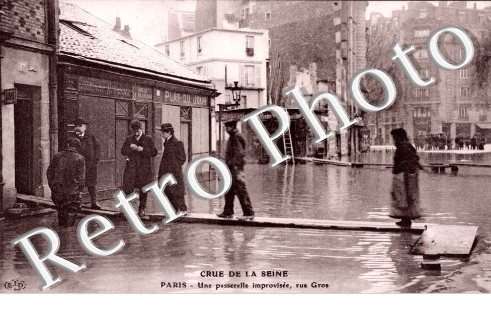 Inondations 1910, Rue Gros une passerelle improvisee
