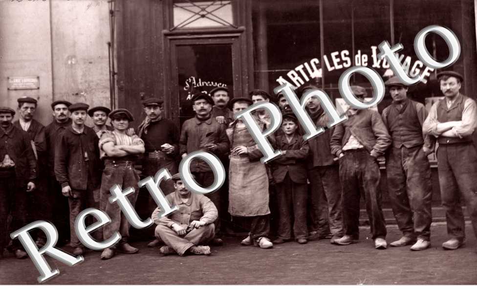 (Groupe d'Ouvriers devant magasins d'articles de voyages)
