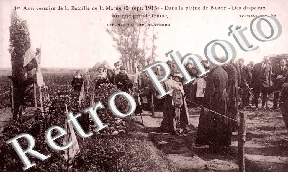 1er anniversaire de la bataille de la Marne, dans la plaine de Barcy, des drapeaux