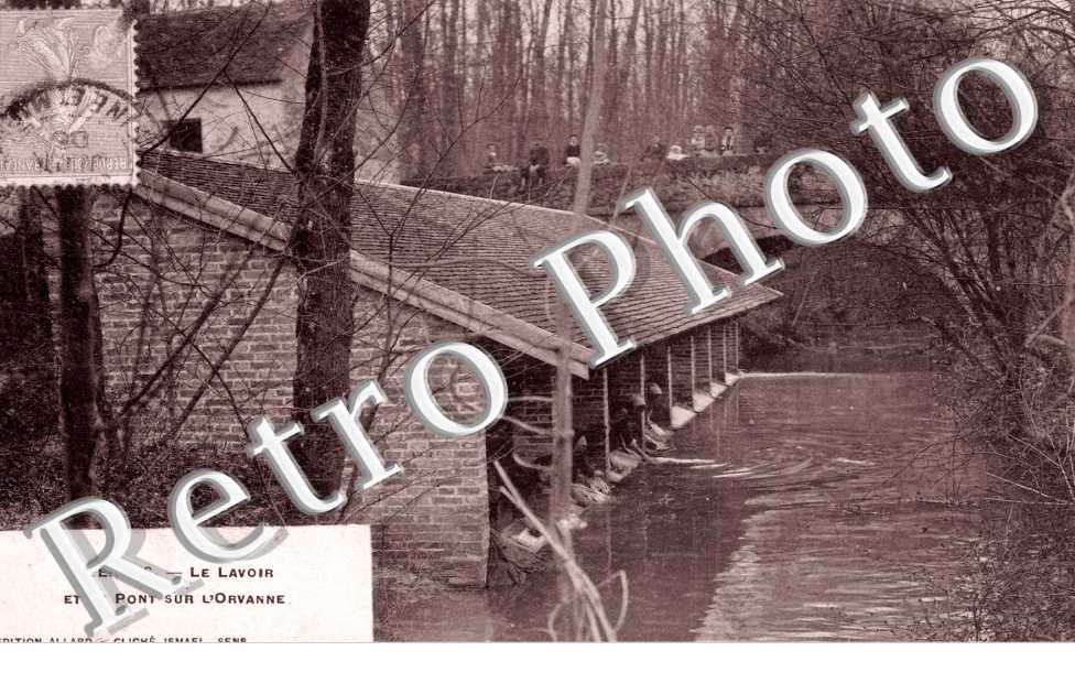 le lavoir et le pont sur l'Orvanne
