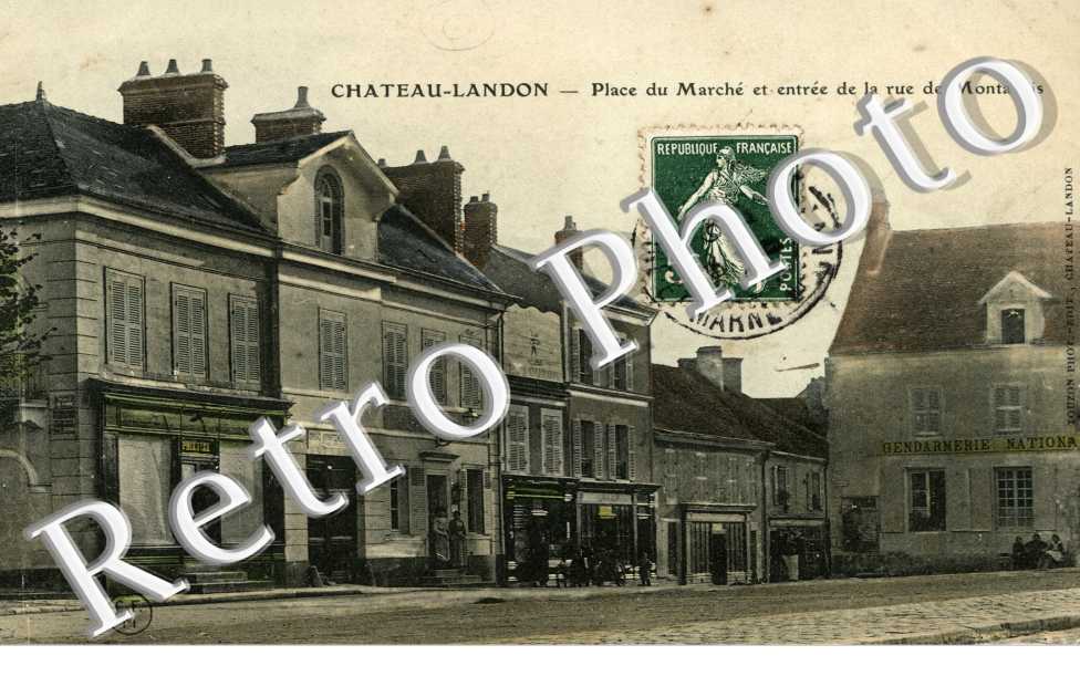 Place du marche et entree de la rue de Montargis (couleur)