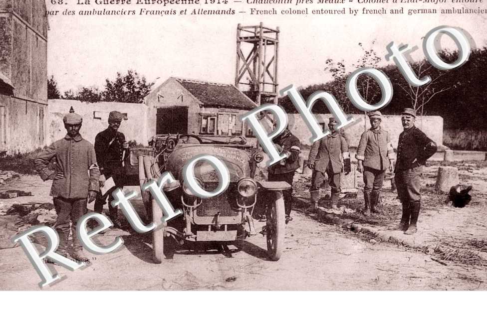 Colonel d'Etat Major entoure par des ambulanciers francais et allemands