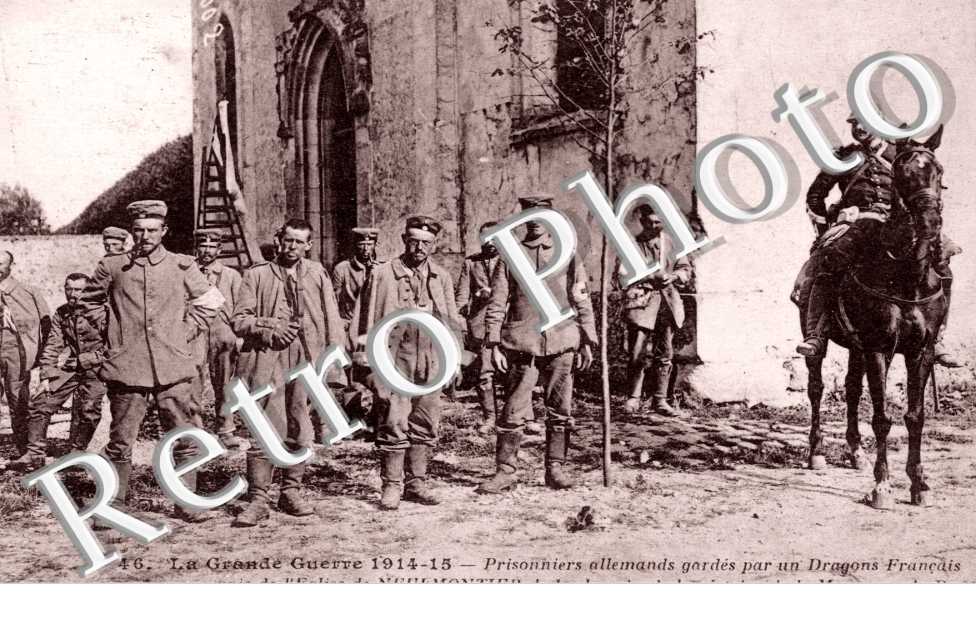 Prisonniers  allemands gardes par un dragons francais pres de l'Eglise de Neufmontiers