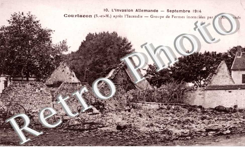 Groupe de fermes incendiees par les Allemands