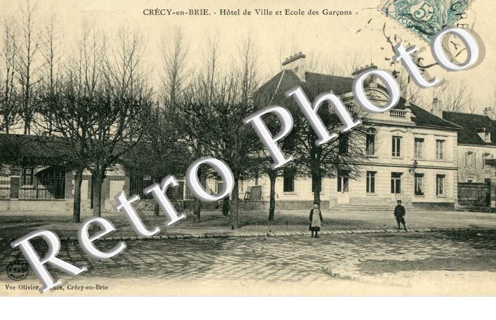 l'Hotel de Ville et l'Ecole des Garcons