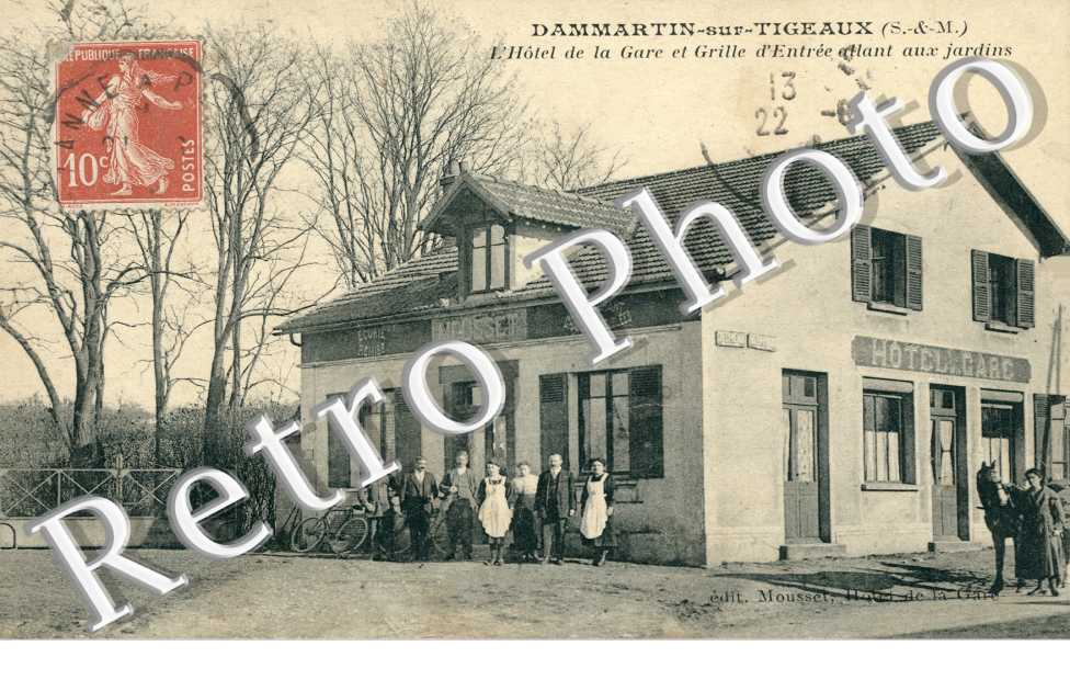 L'Hôtel de la Gare et la grille d'entrée allant aux jardins