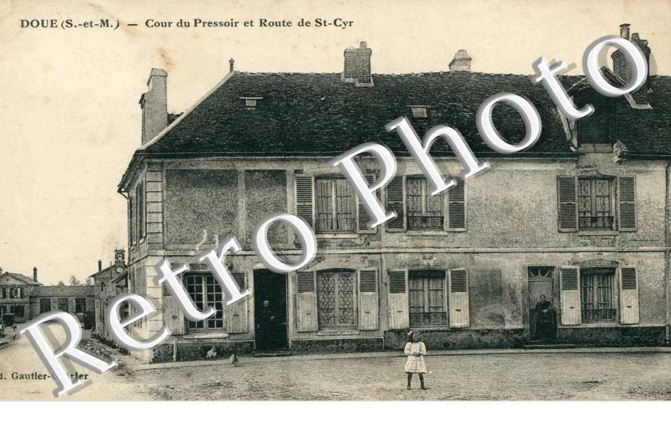 cour du pressoir et route de Saint Cyr