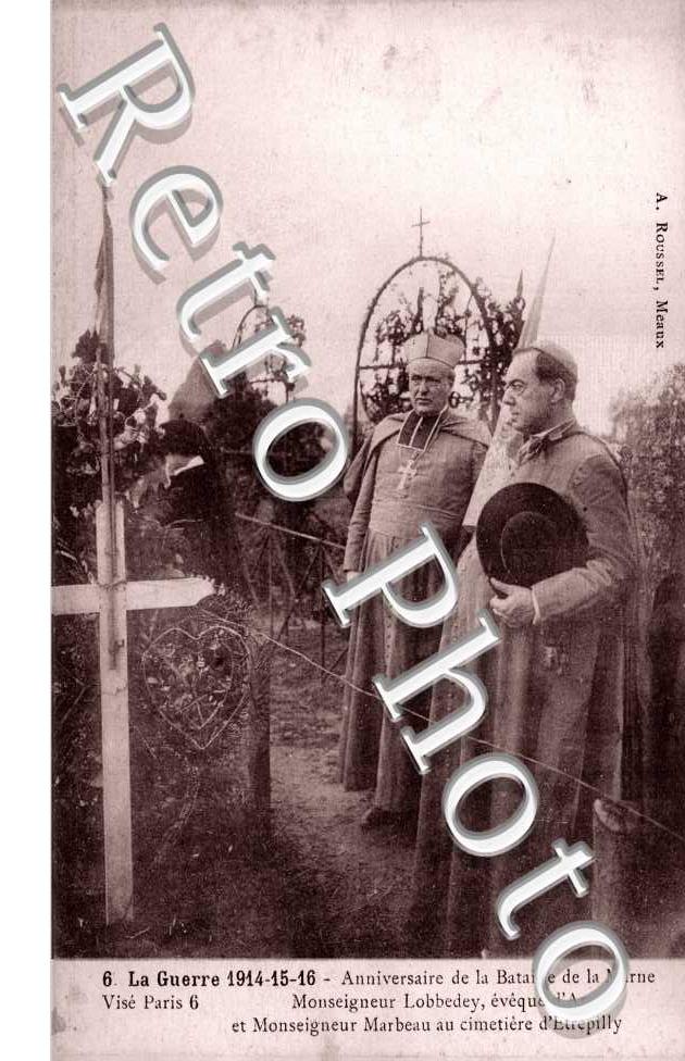 Monseingeur Lobebedey, eveque d'Arras et Monseigneur Marbeau au cimetiere d'Etrepilly