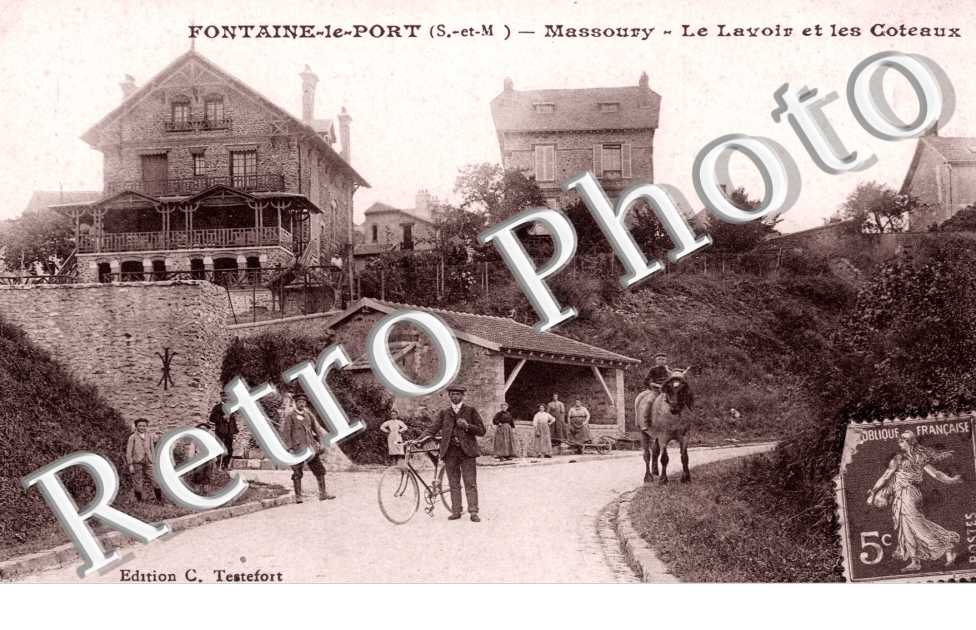 Massoury - Le lavoir et les coteaux