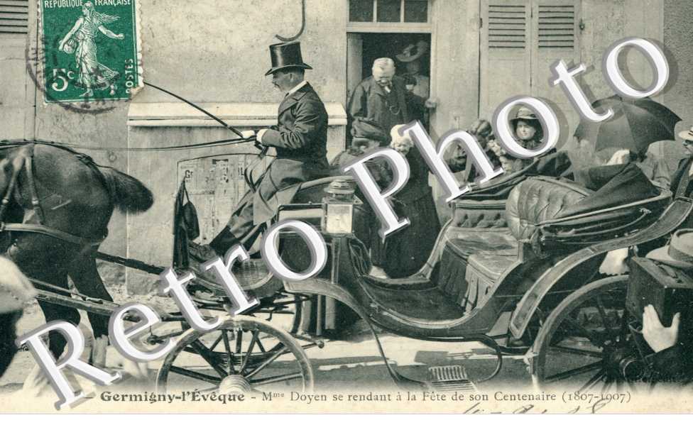 Mme Doyen se rendant a la Fete de son Centenaire