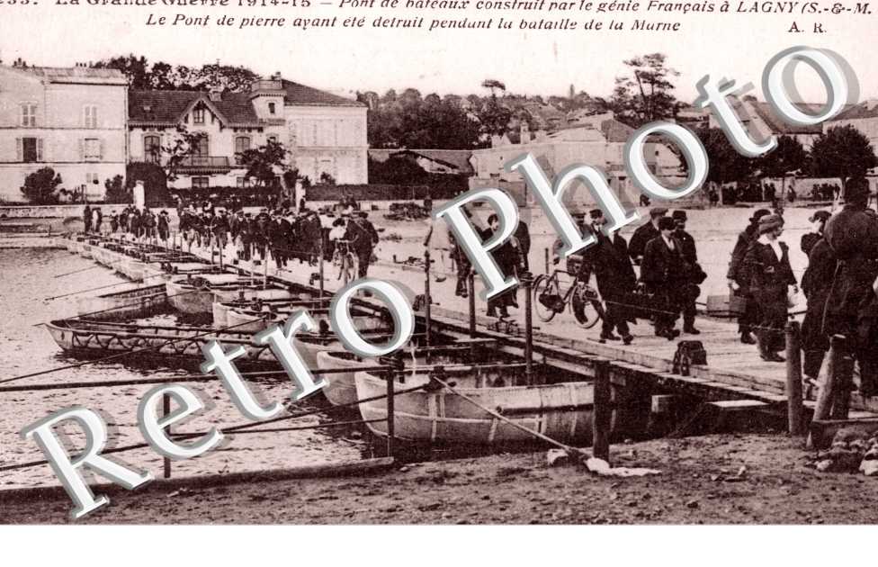 Pont de bateaux construit par le Genie Francais