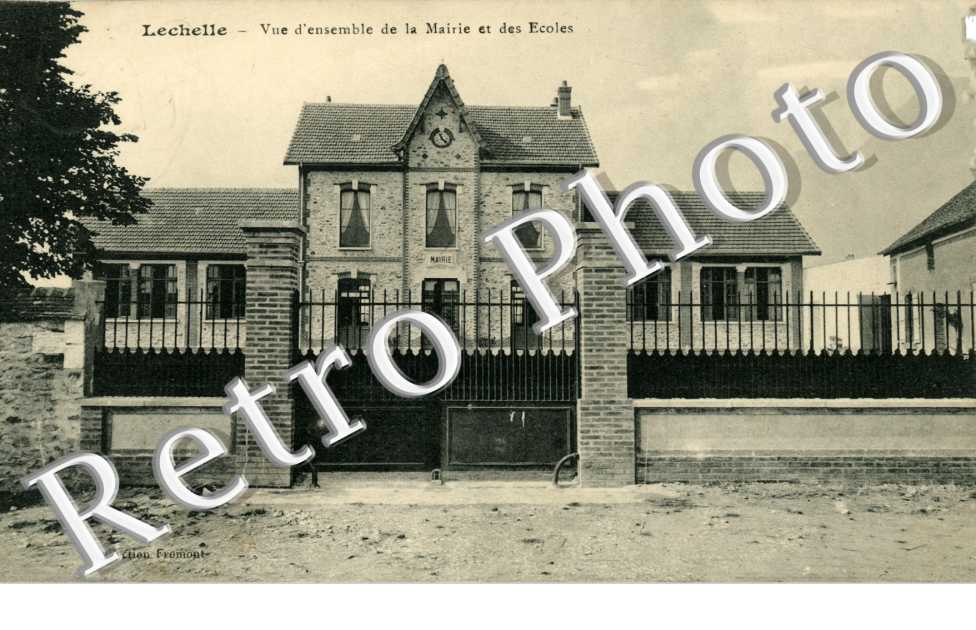 vue d'ensemble de la mairie et des ecoles