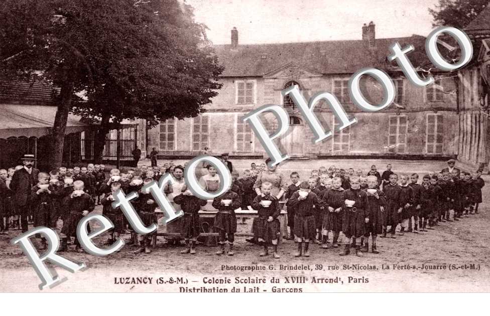 la Colonie Scolaire du 18eme Arrondissement, Paris, la Distribution du Lait, Garcons