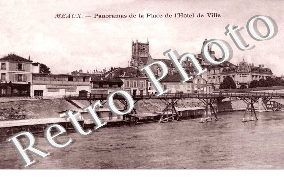panorama de la place de l'hotel de ville et des moulins