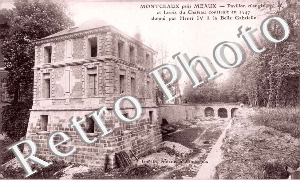 Pavillon d'angle et fossés du château