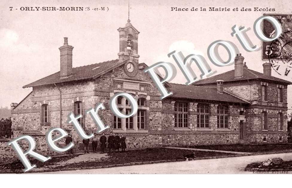 la Place de la Mairie et des Ecoles