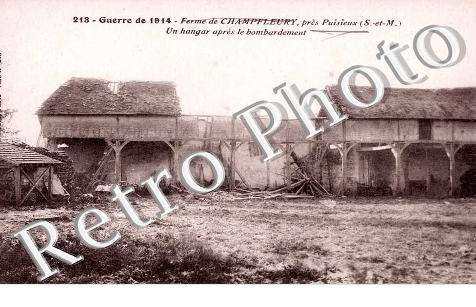 un hangar apres le bombardement