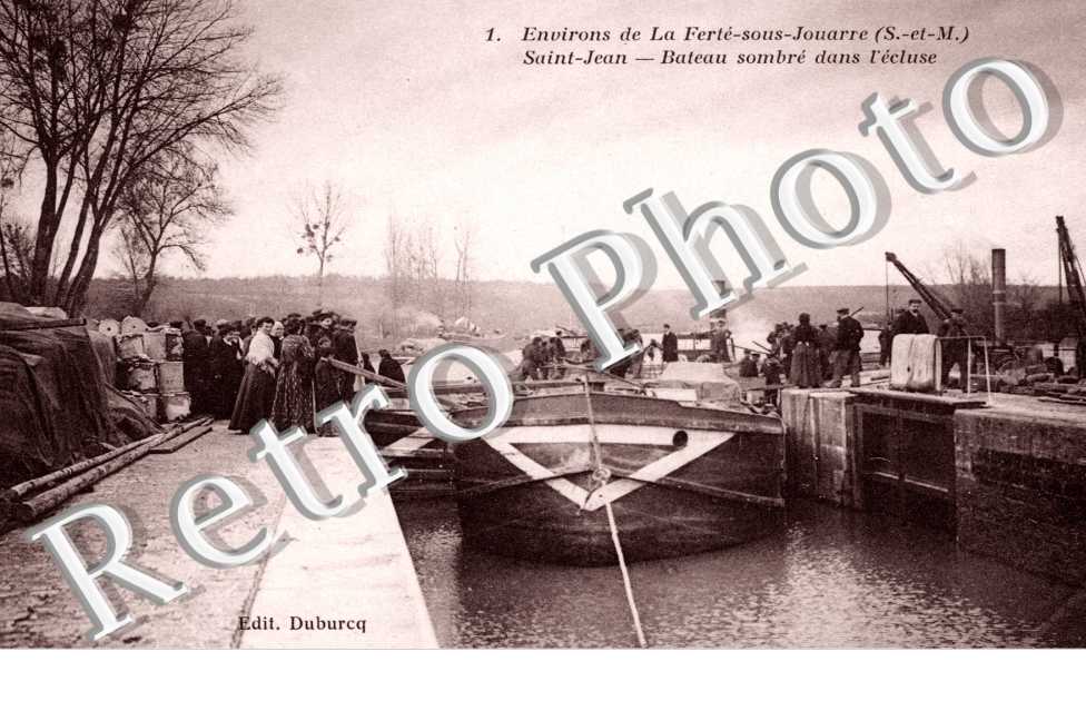 bateau sombre dans l'ecluse
