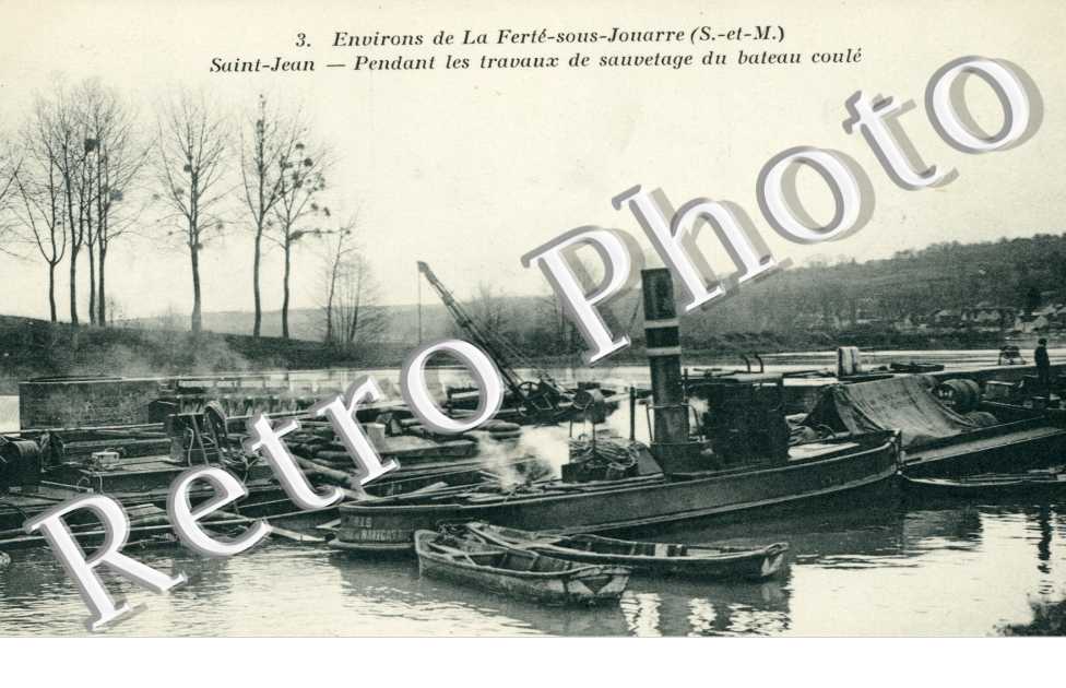 Pendant les travaux de sauvetage du bateau coule