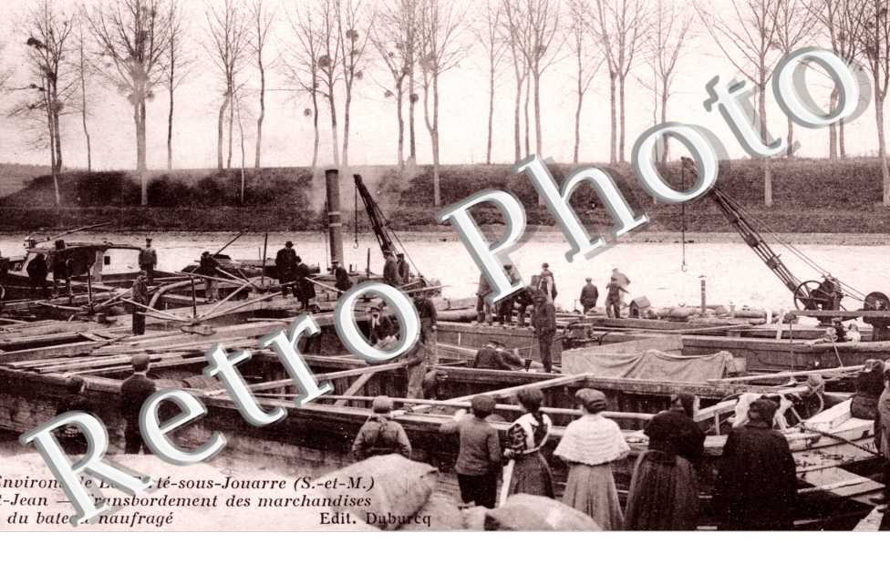 Transbordement des marchandises du bateau naufrage