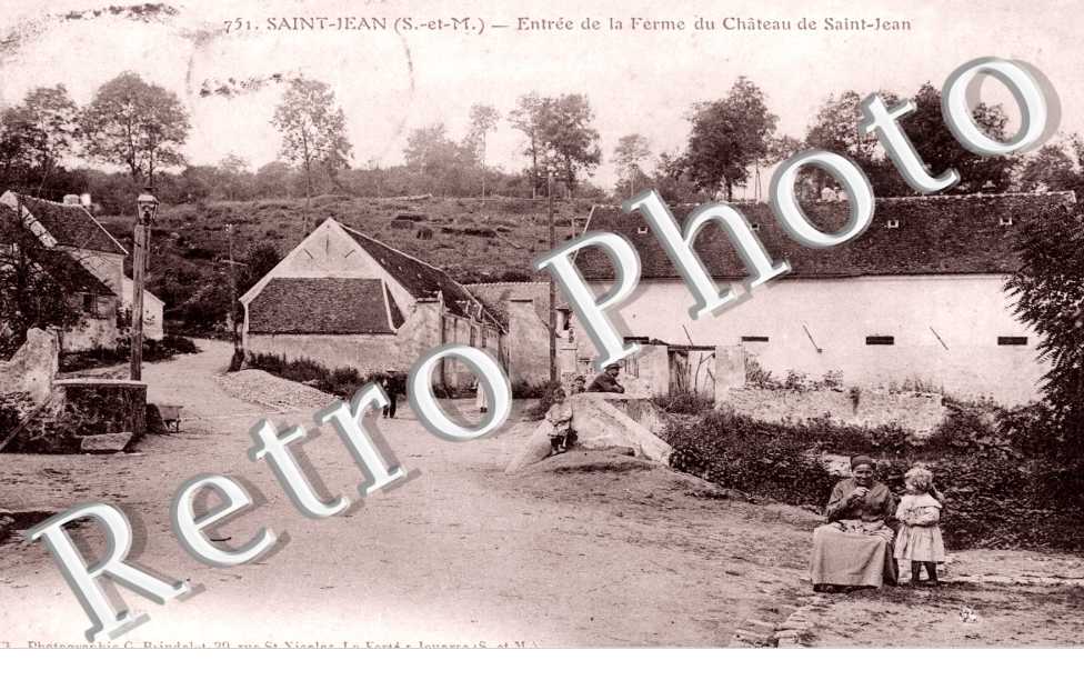 Entree de la Ferme du Chateau de Saint-Jean