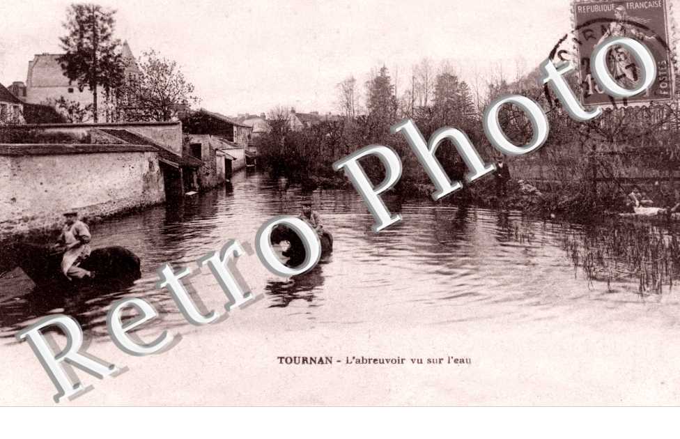l'abreuvoir vu sur l'eau